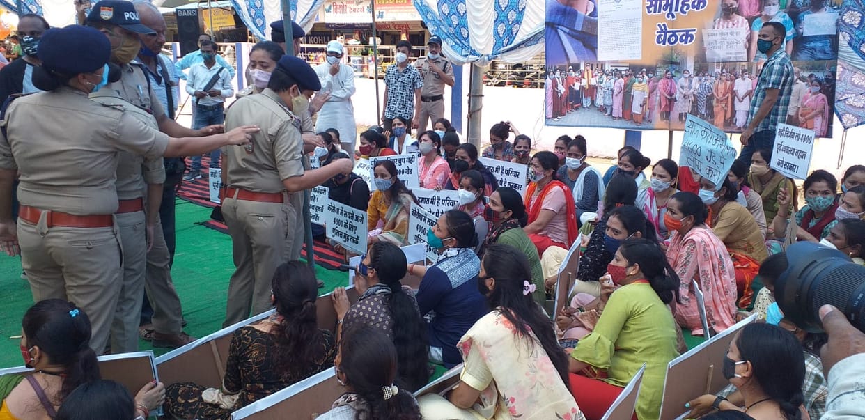 uttarakhand news : uttarakhand police grade pay cutting, police personle family doing protest
