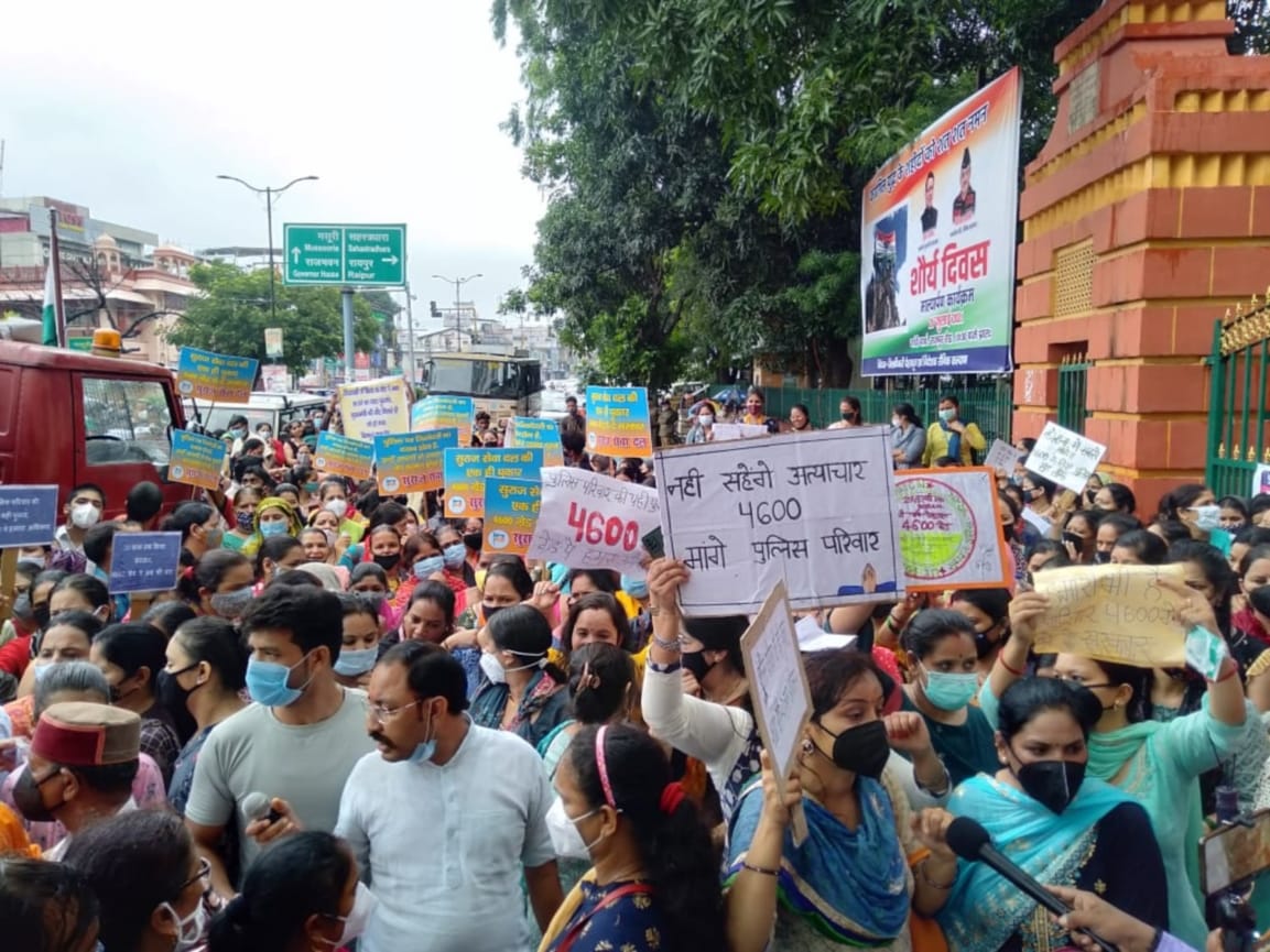 uttarakhand news: families of police personnel protest over grade pay cutting, police deployed photos