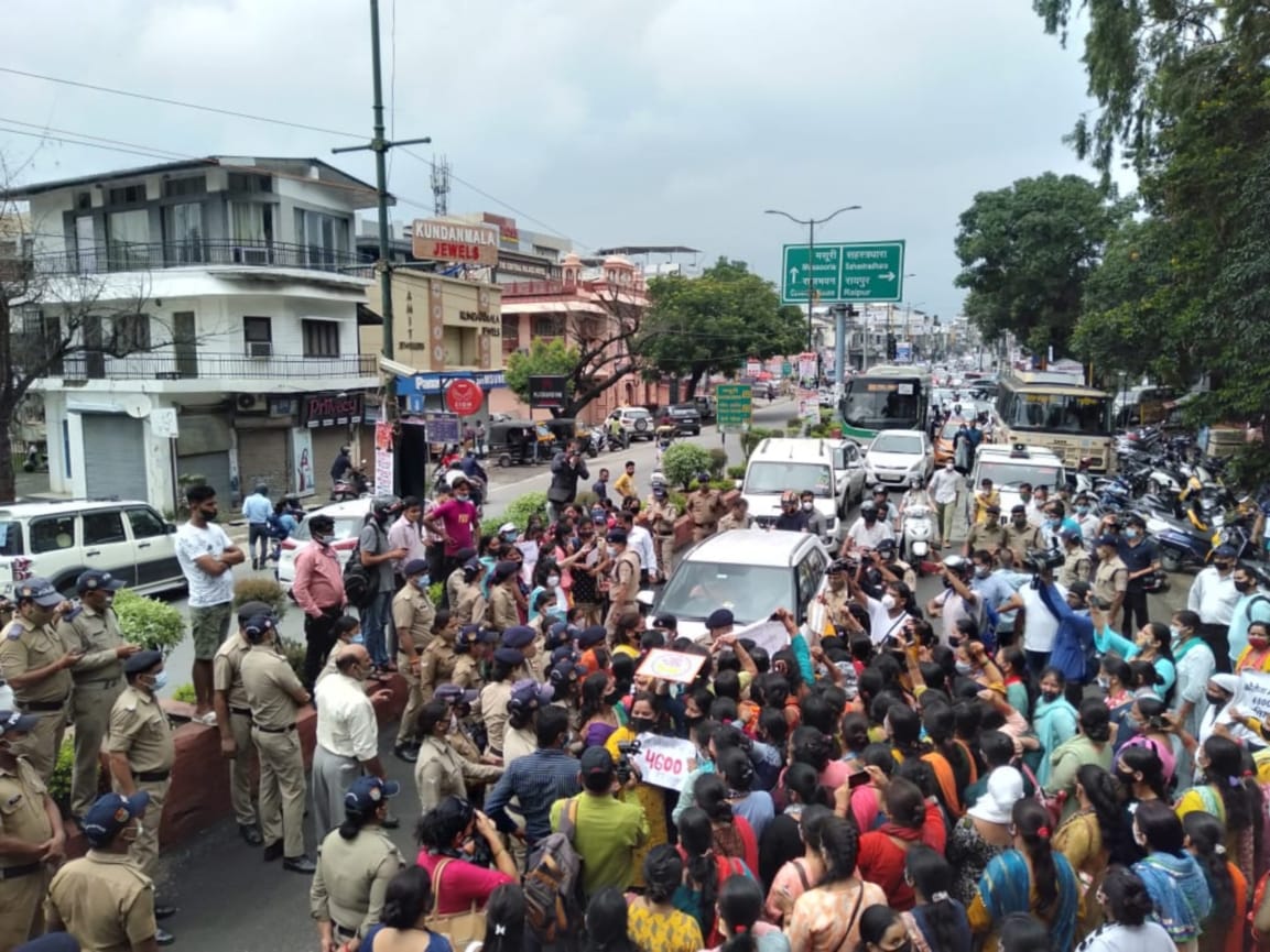 uttarakhand news: families of police personnel protest over grade pay cutting, police deployed photos