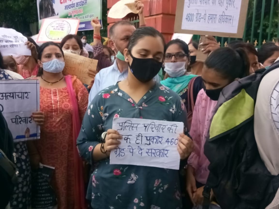 uttarakhand news: families of police personnel protest over grade pay cutting, police deployed photos