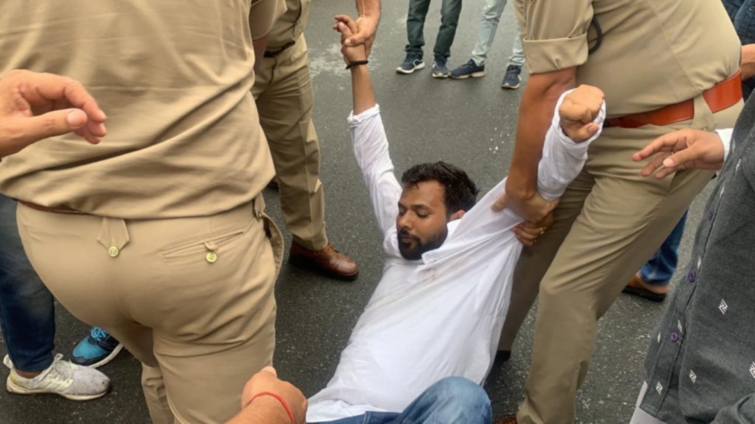 uttarakhand news: families of police personnel protest over grade pay cutting, police deployed photos