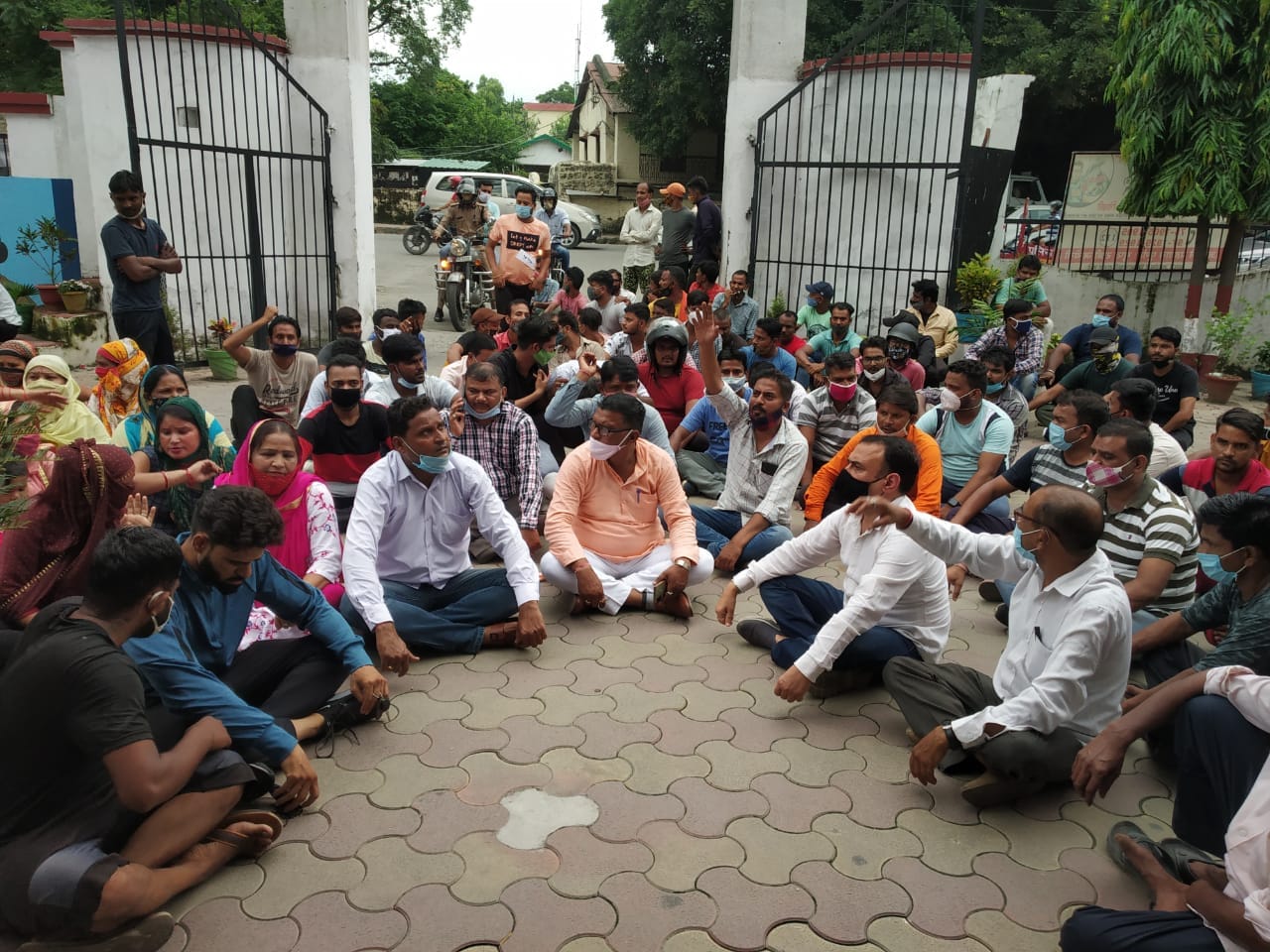uttarakhand news:  strike of sanitation workers reached to fight, women beaten nayak, photos