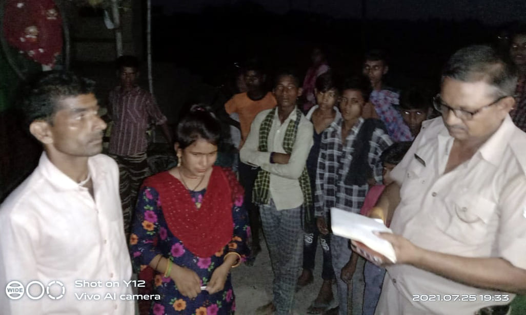 Robbers looted twenty thousand rupees and mobile from the couple