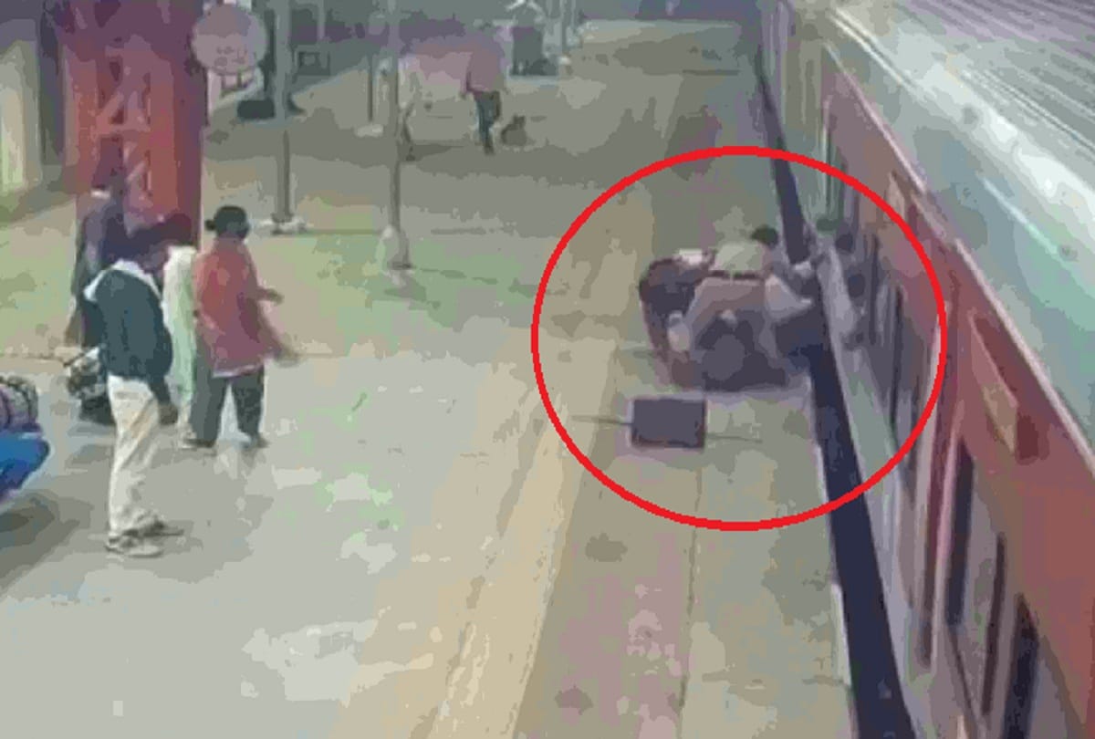 Railway Protection Force constable saved the life of a passenger at Delhi Cantt railway station