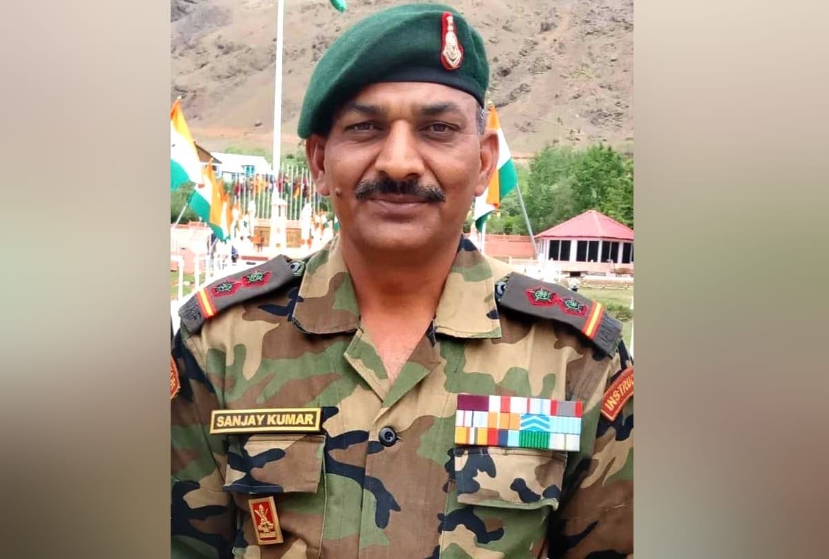 kargil vijay diwas 2021: param vir chakra vijeta sanjay kumar and captain vikram batra brother celebrate kargil vijay diwas in drass