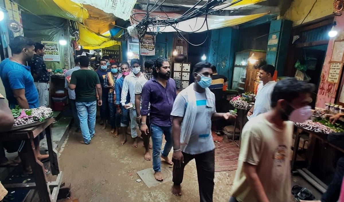 Sawan 2021 kashi vishwanath darshan: devotees worship in mandir no entry in garbhgrah