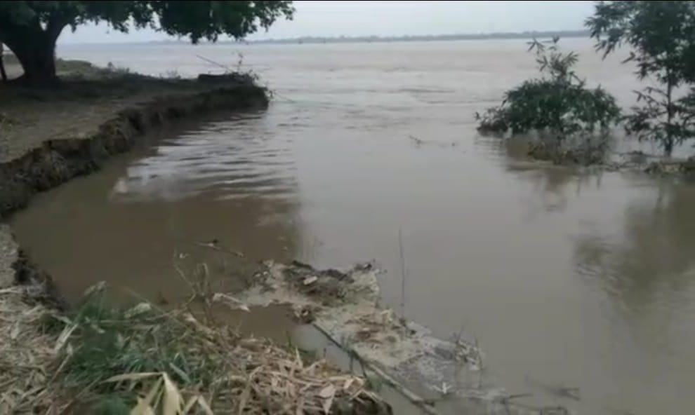 Saryu above danger point in Ballia: River in spate due to release of seven lakh cusecs of water, people stunned