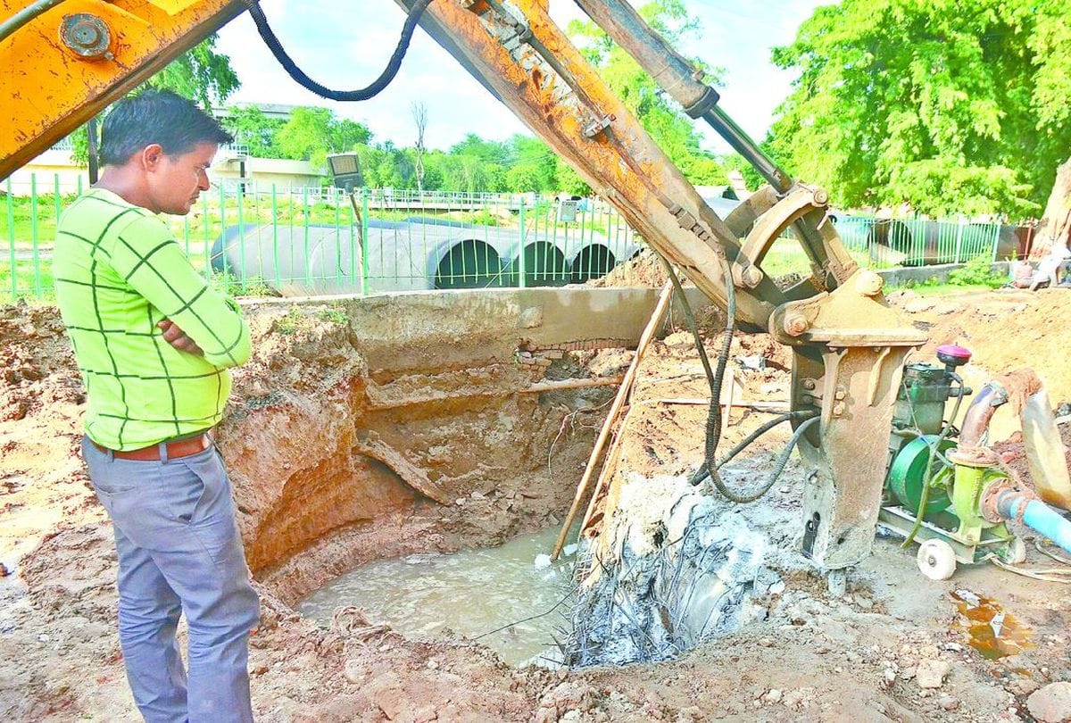 Water Pipeline Broken Crisis In Half City Of Agra