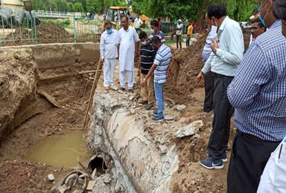 water crisis in agra due to pipeline leakage