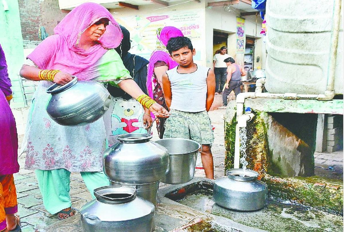 water crisis in agra due to pipeline leakage