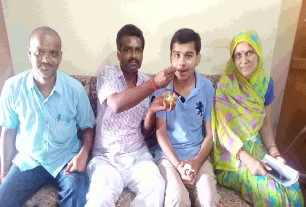 kanpur news : Son got a scholarship of 1.5 crores from the University of Houston and father does a grocery shop