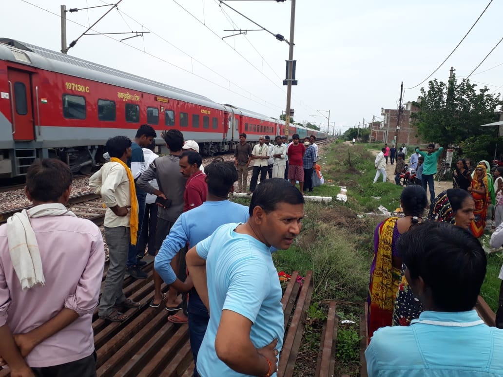 etawah news,Old woman and cattle dies after being hit by train