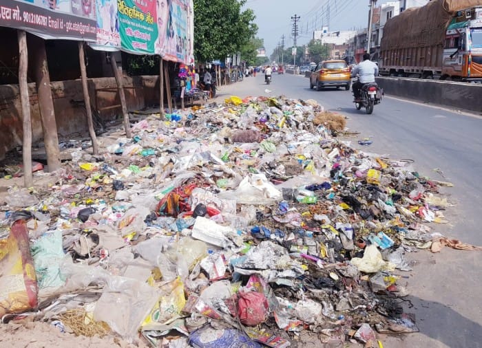 आस्था को ठेस, सड़कों से नहीं उठा कूड़ा Faith Hurt, Garbage Not Picked