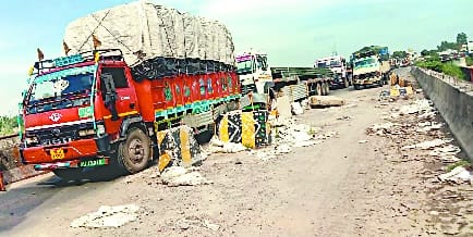 Three hours jam due to truck failure on Lucknow highway