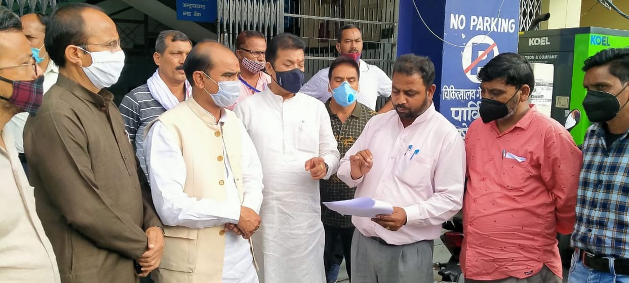 Garbage from the city did not pick up even on Sunday due to the strike of sanitation workers