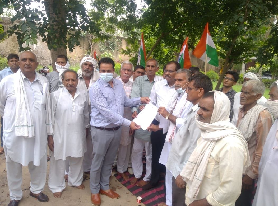 Farmers staged a sit-in for not getting compensation for the crop damaged due to rain