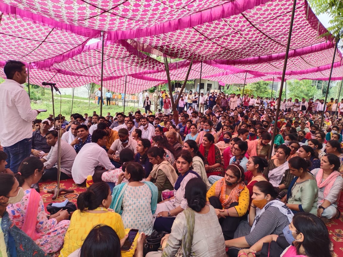 Teachers demonstrated at the residence of the Education Minister, Yamunanagar