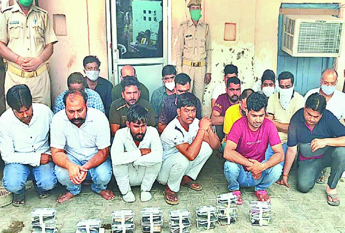 Police arrested 19 gamblers from emporium in agra