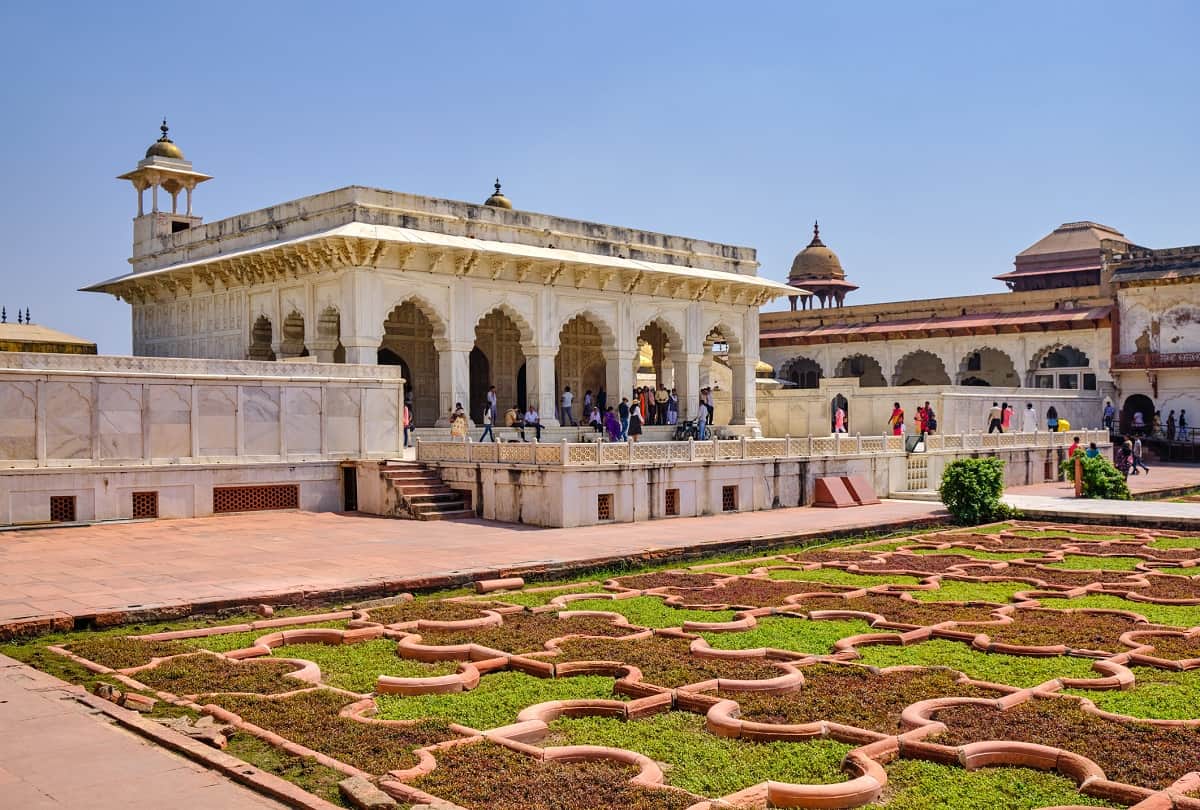 Tourist palaces Apart from the Taj Mahal in Agra you can also visit these four places