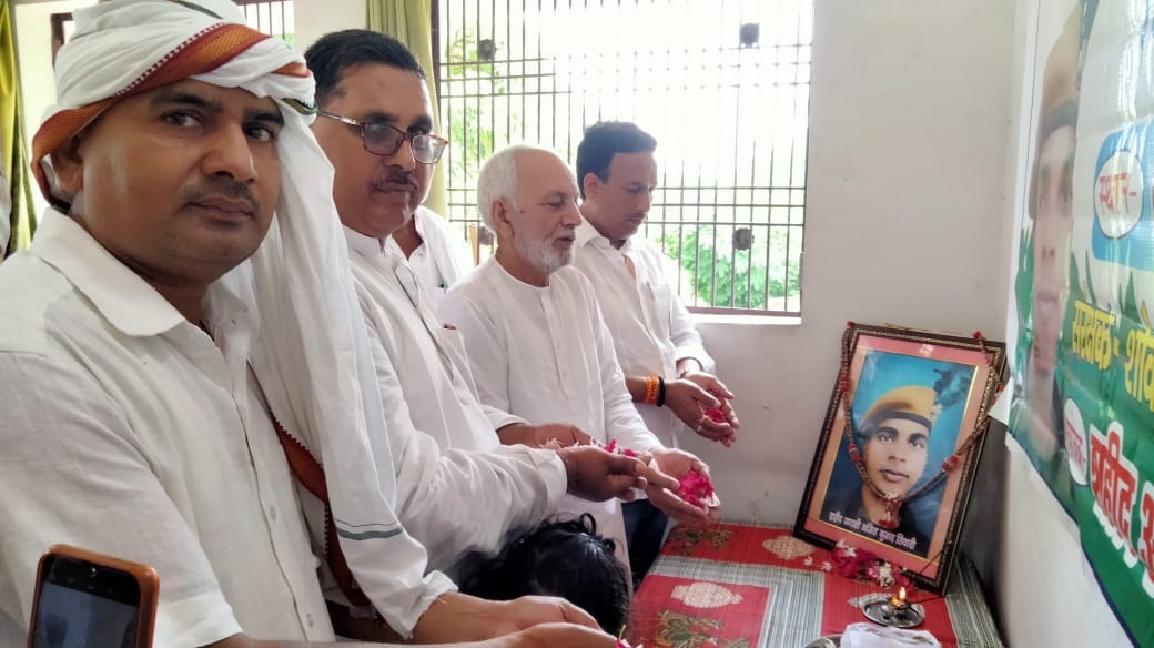 Ballia: Gate will be built in memory of martyr Amit, tribute paid on death anniversary