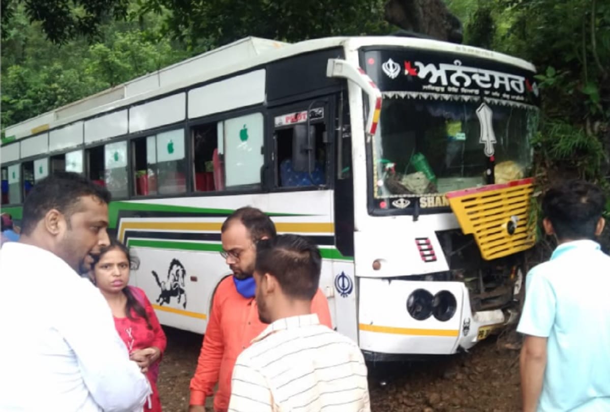 Himachal: Passenger bus collided with hill in Kinnu