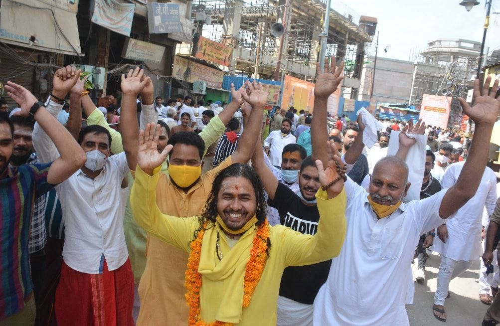 sawan 2021 first monday in kashi vishwanath temple varanasi long queue of devotees remained full day see photos