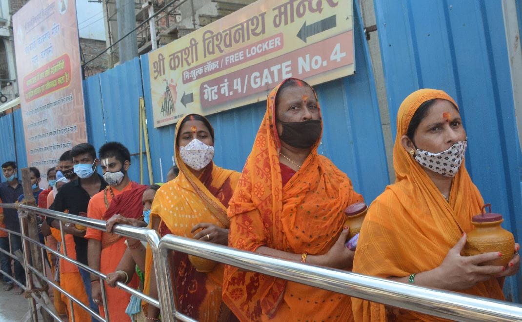 sawan 2021 first monday in kashi vishwanath temple varanasi long queue of devotees remained full day see photos