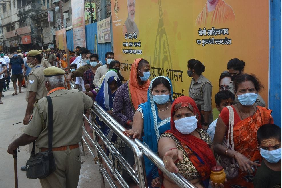 sawan 2021 first monday in kashi vishwanath temple varanasi long queue of devotees remained full day see photos