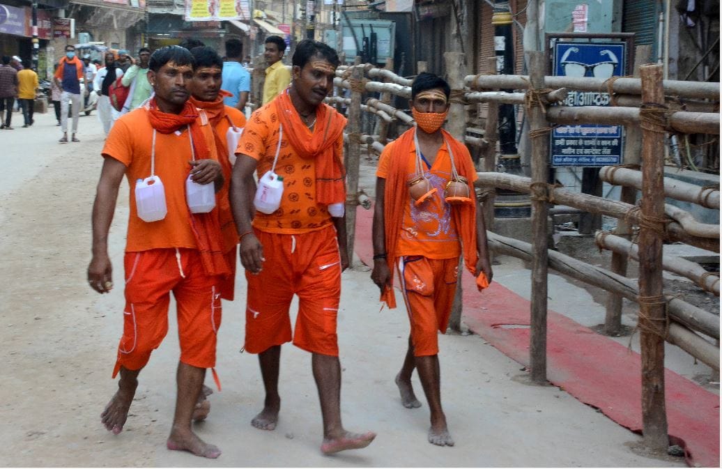 sawan 2021 first monday in kashi vishwanath temple varanasi long queue of devotees remained full day see photos