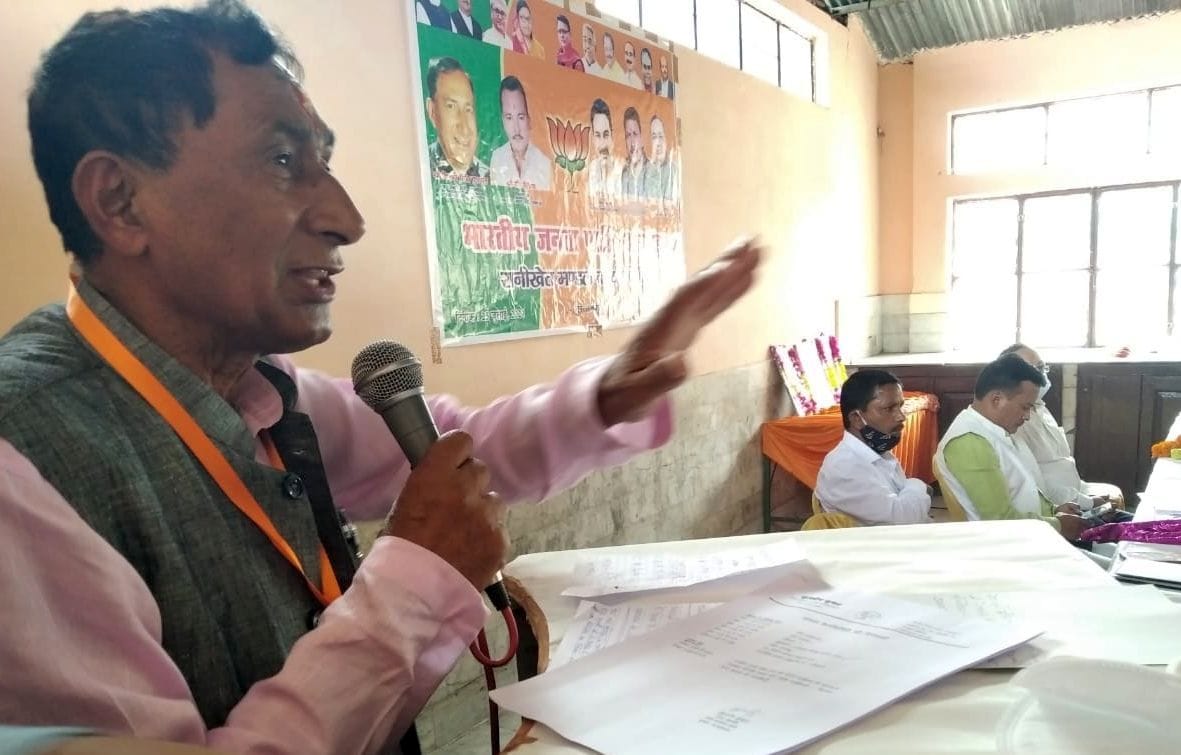 Congress hanged the issue of the district by creating a reorganization commission: Chufal