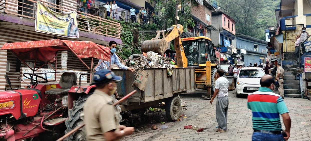 Safai Karamcharis on strike, heaps of garbage in the city