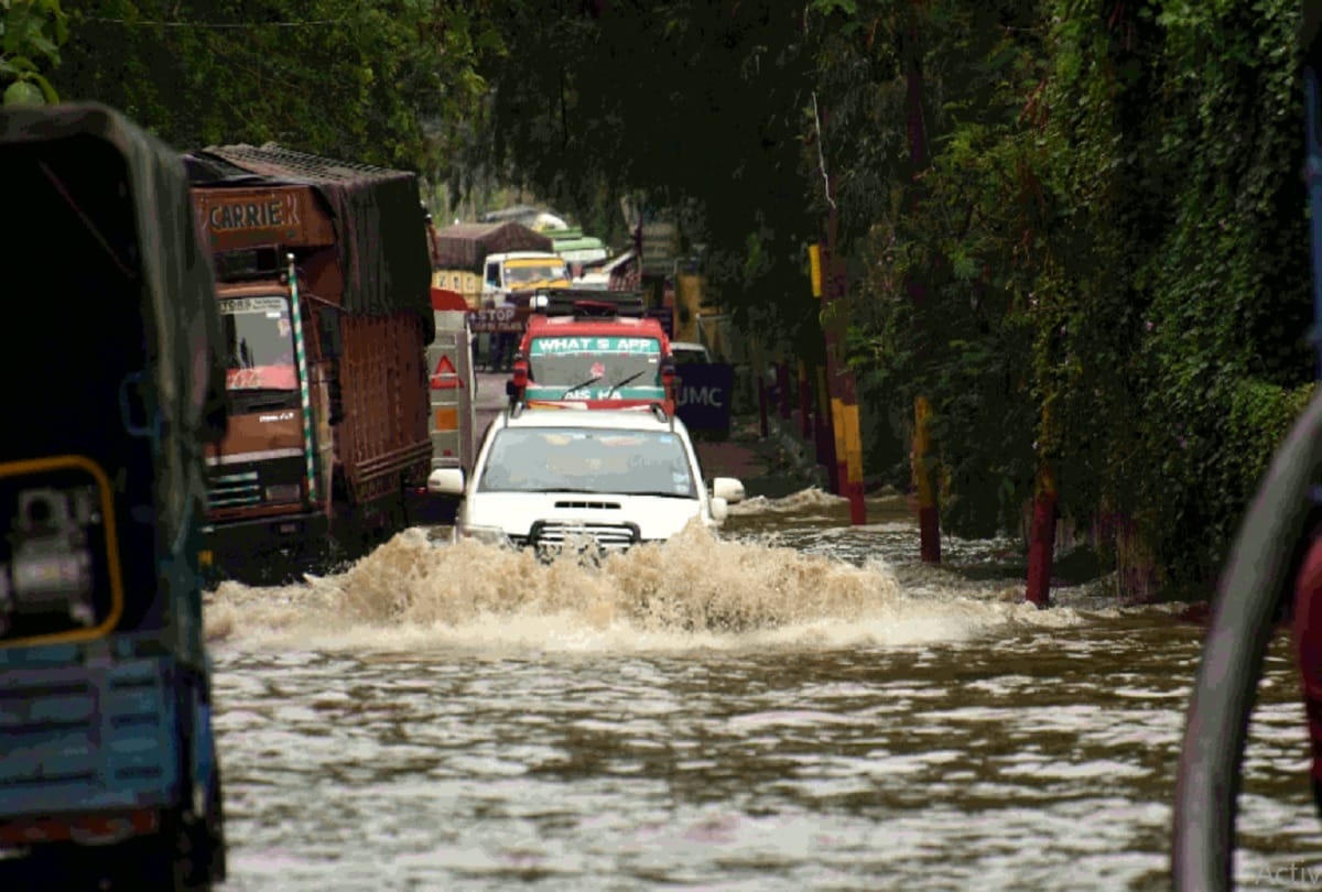 due to heavy rains in jammu and kashmir river and drain in spate water entered many houses