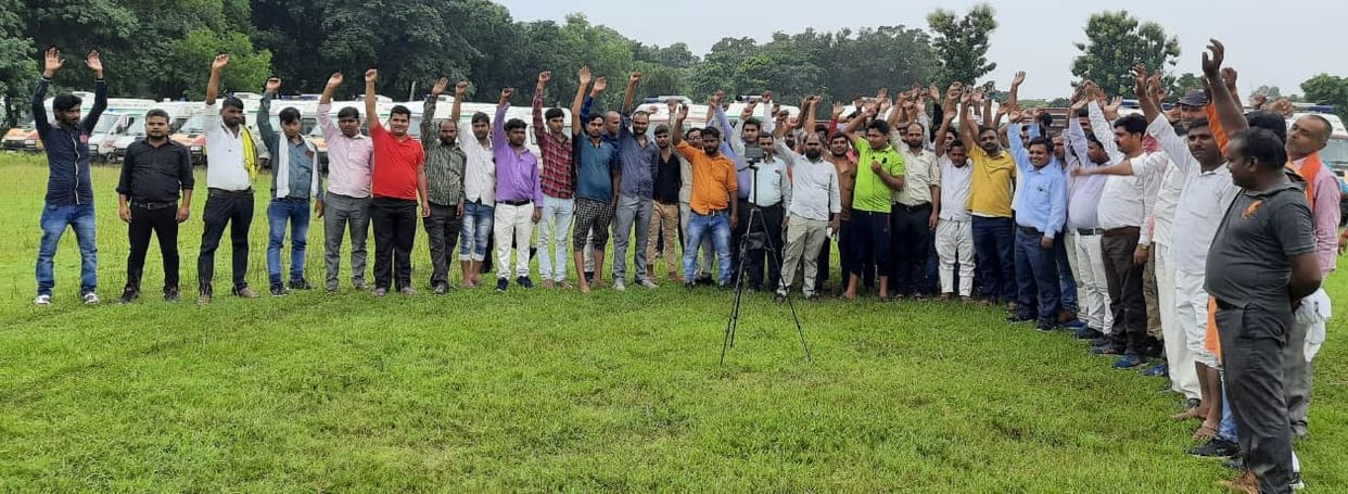 Wheels of ambulance stopped, workers demonstrated in siddharthnagar