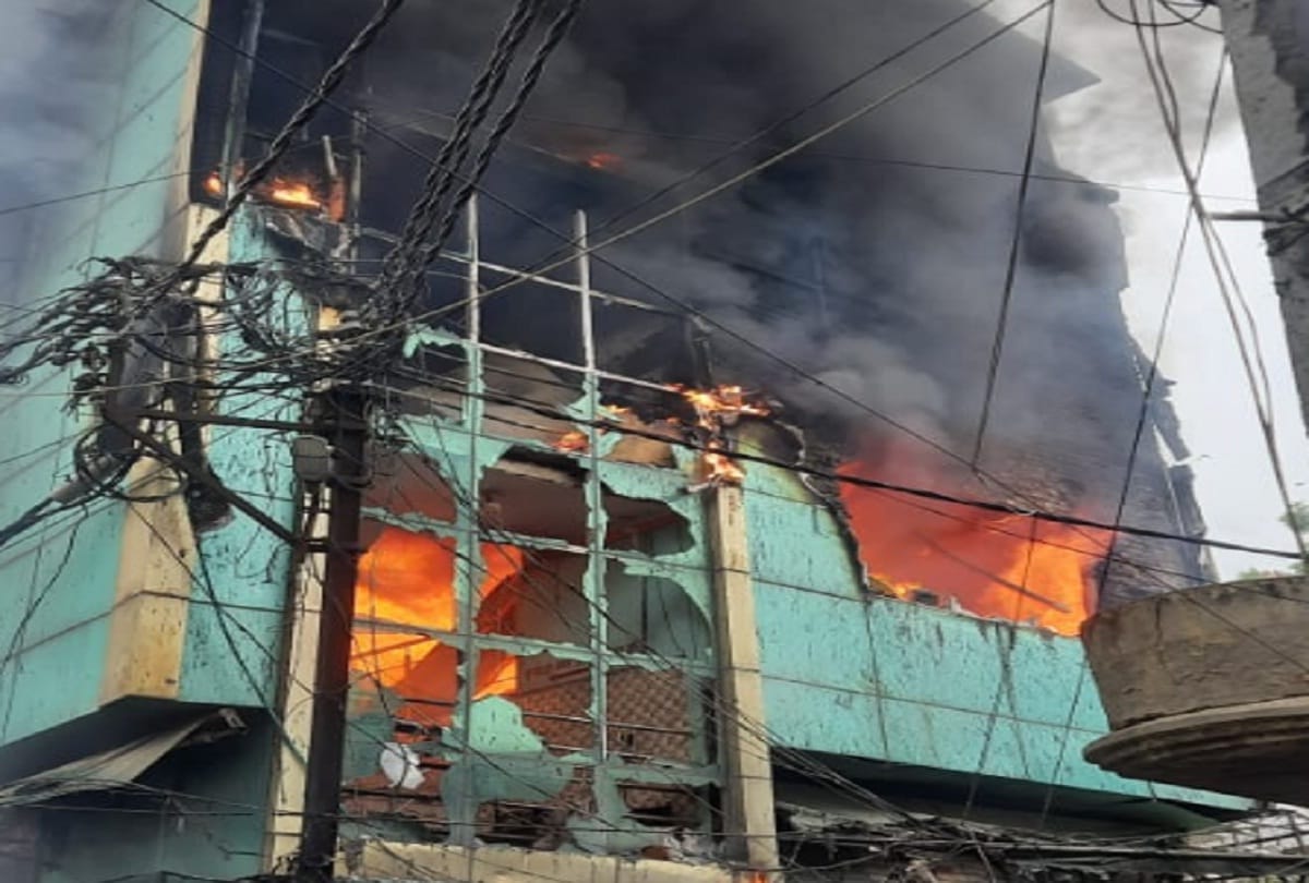 fire broke out in a three-storey textile showroom in Loni large crowd present in market