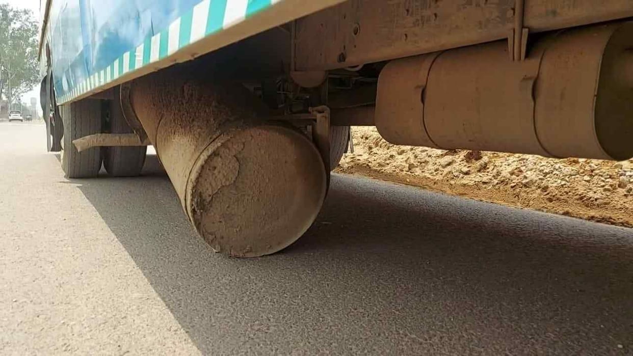 The broken axle of one bus, the diesel tank of the other collided with the road