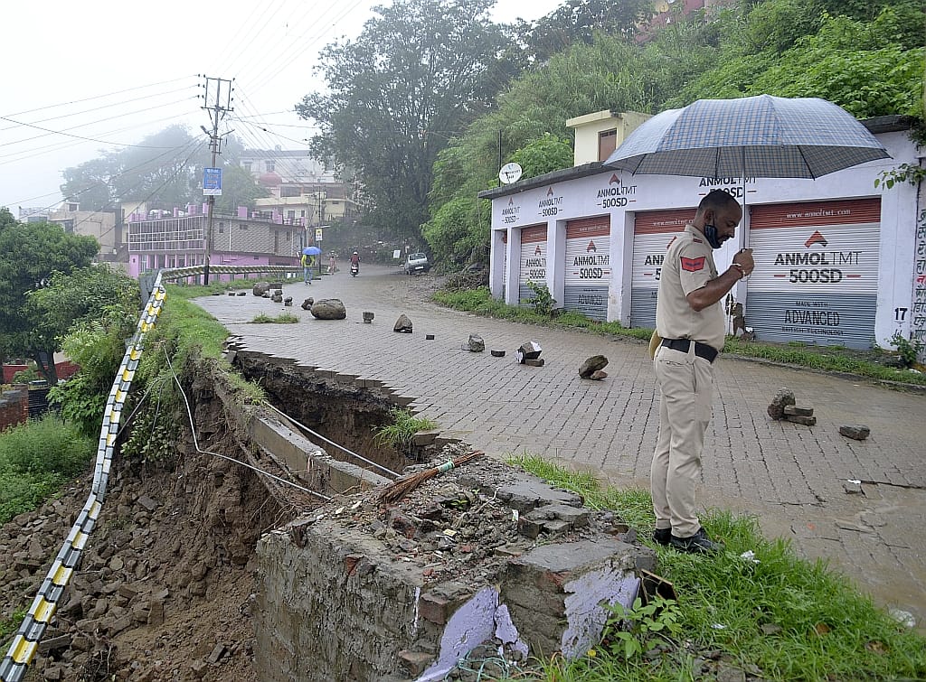 road block in sirmaur