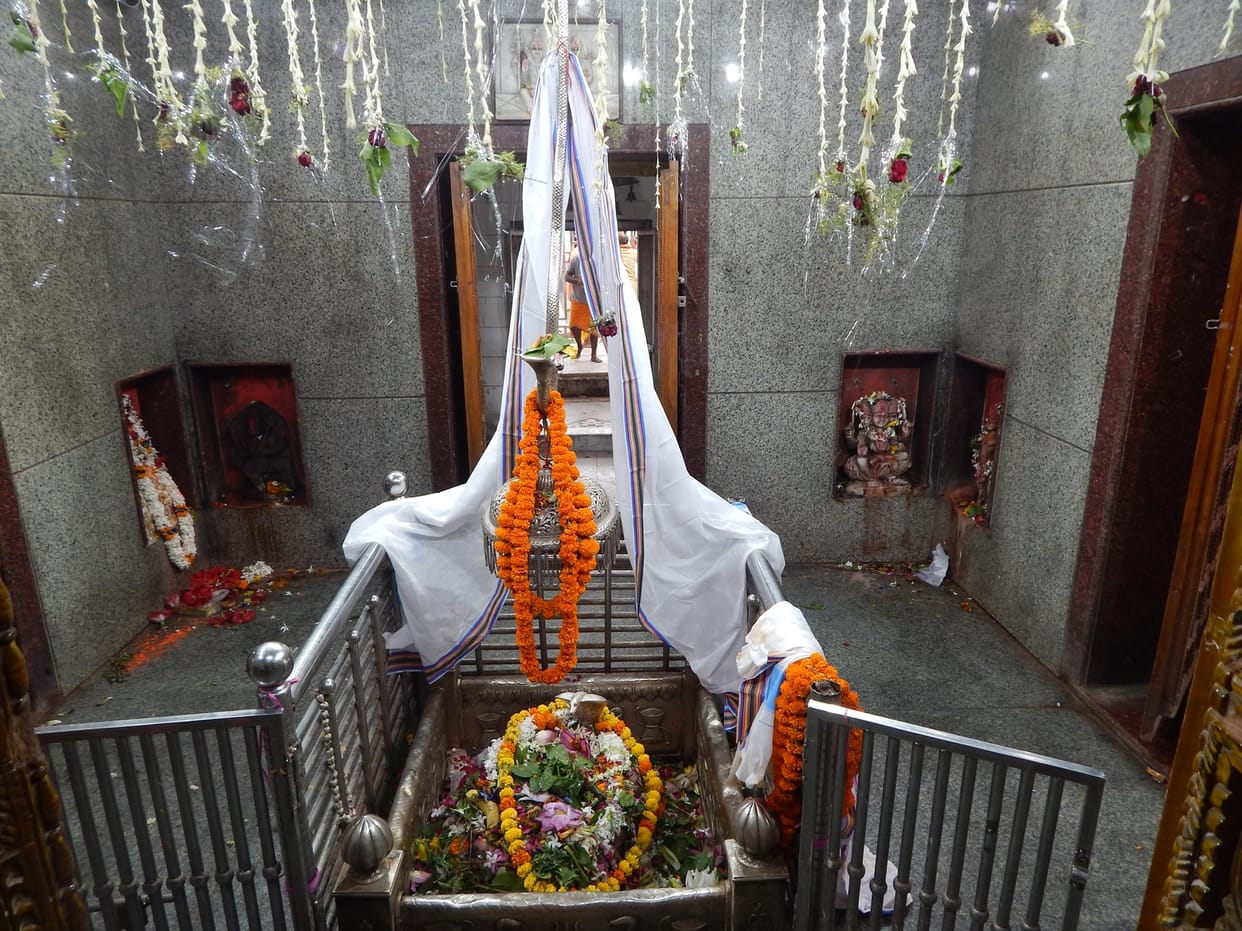 Ballia: On the first Monday, the pagoda resonated with cheers, devotees performed Jalabhishek