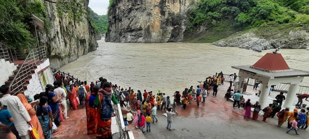 Baba's anointing with Ganges water and milk in Kedarnath