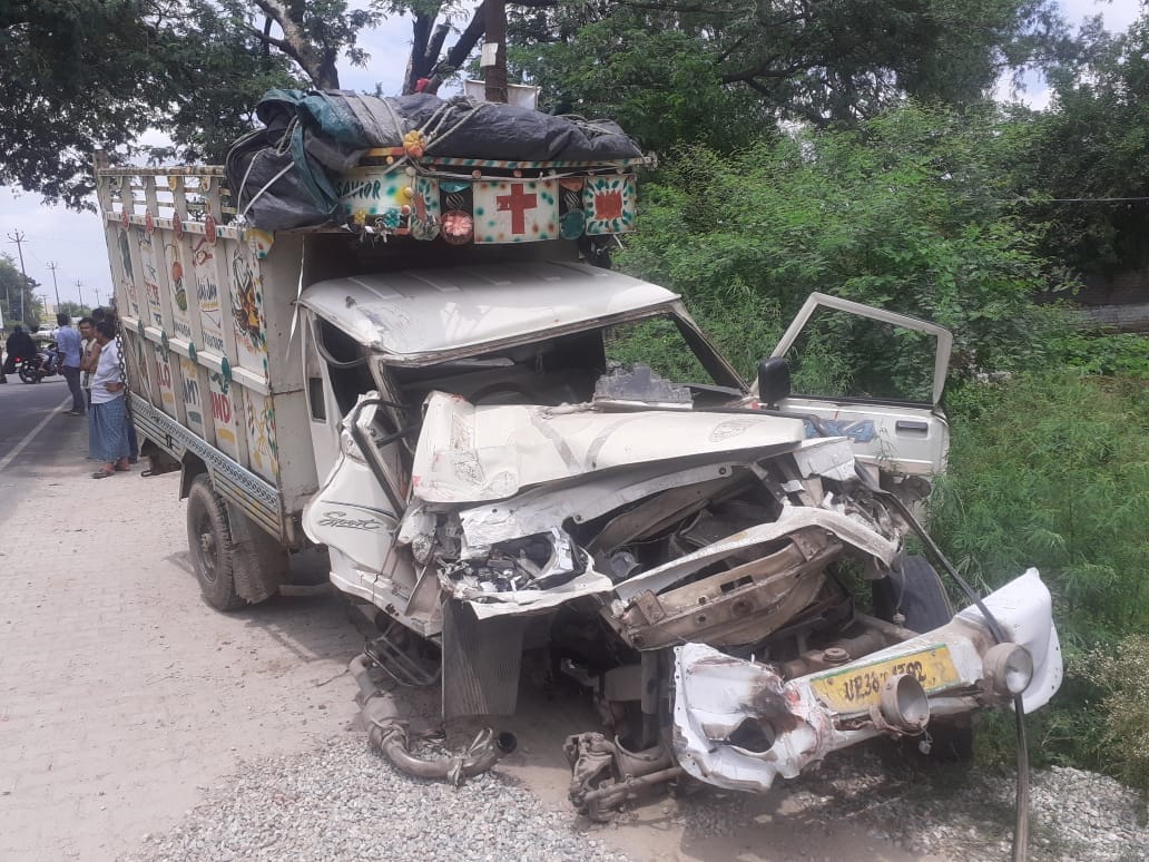 Roadways bus and pickup car collide, eight injured including innocent