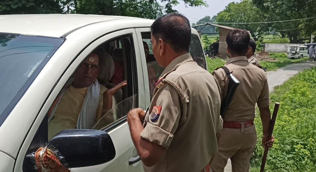 Ballia: Hundreds of sadhus arrived at Khaira Math to make them Mahant, police took everyone to the police station