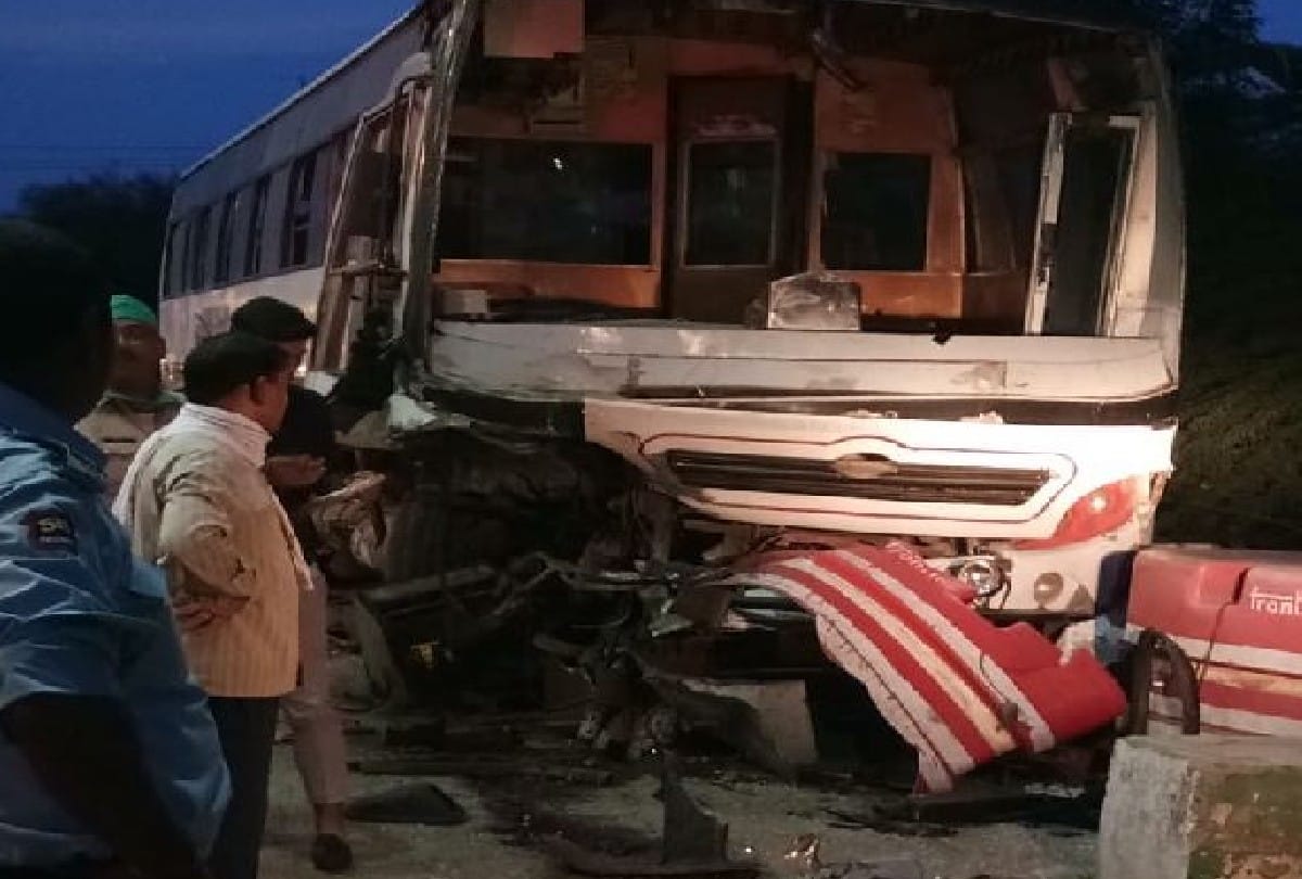 bus collided with toll due to brake failure on Yamuna Expressway in agra