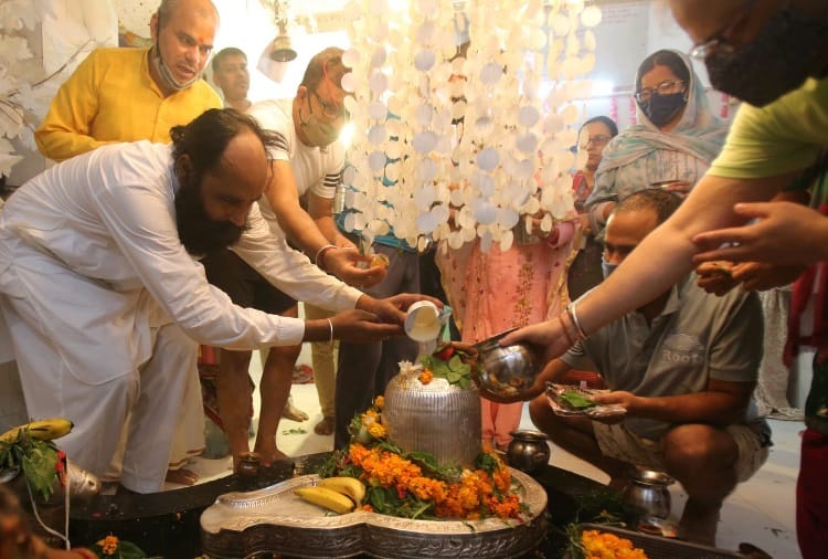 Devotees gathered in Temples on First Monday of Sawan Month in Chandigarh