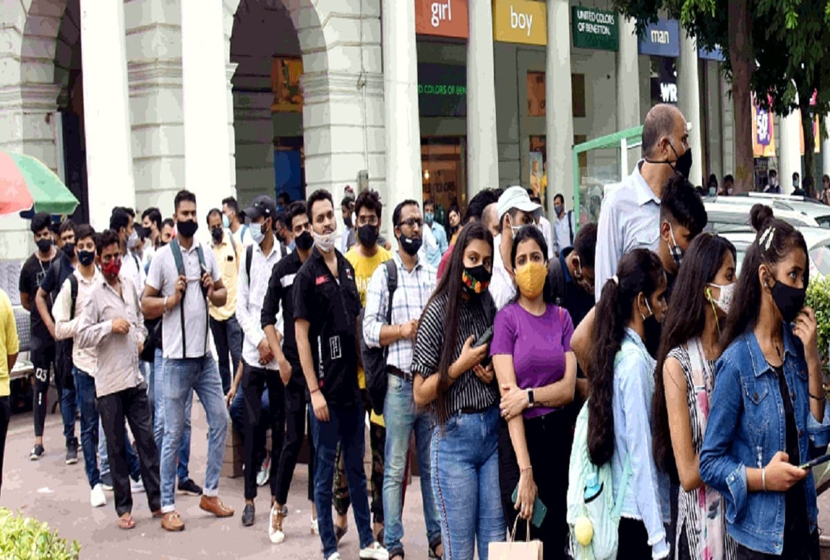 Crowd of passengers outside metro stations and bus stops after Had to wait even after 100 percent permission