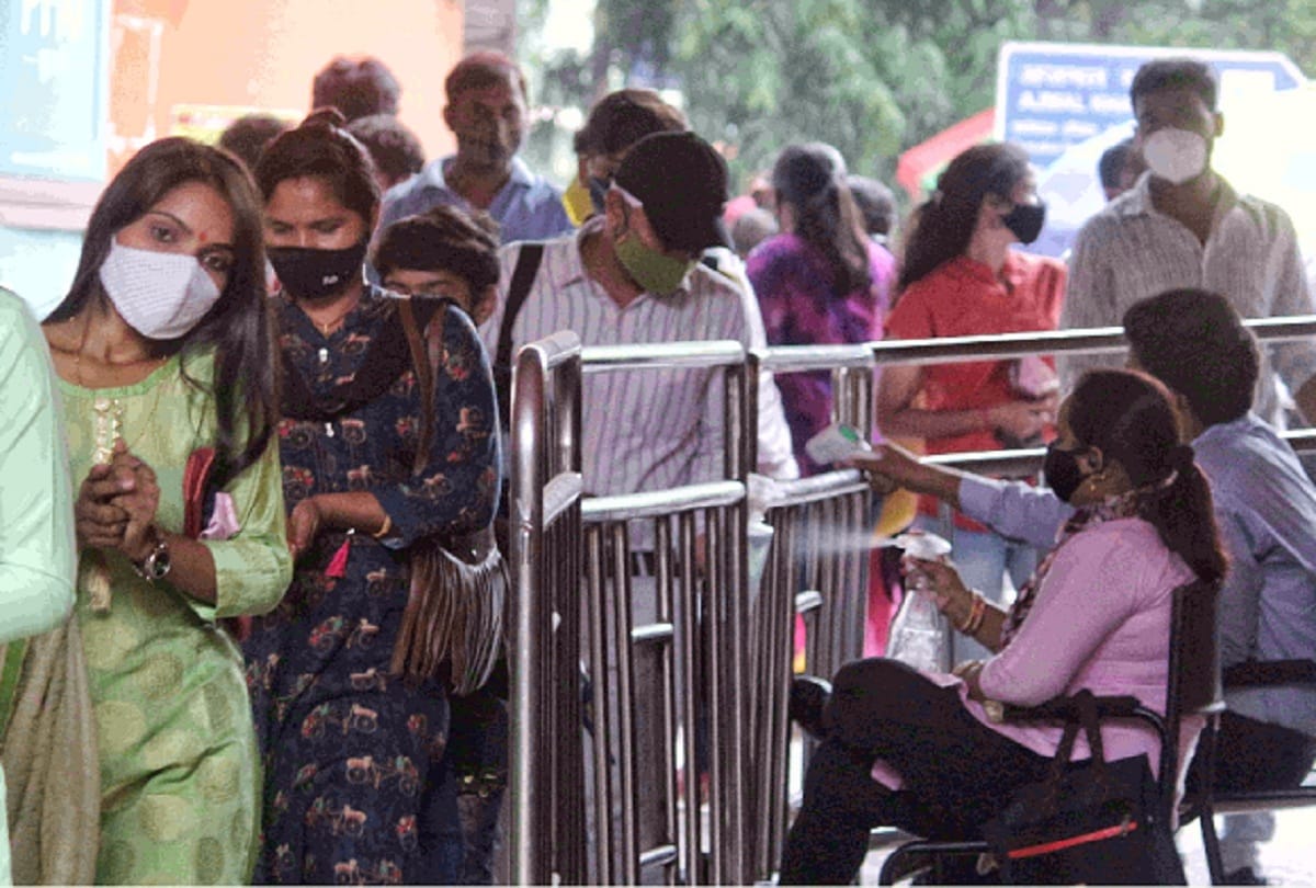 Crowd of passengers outside metro stations and bus stops after Had to wait even after 100 percent permission