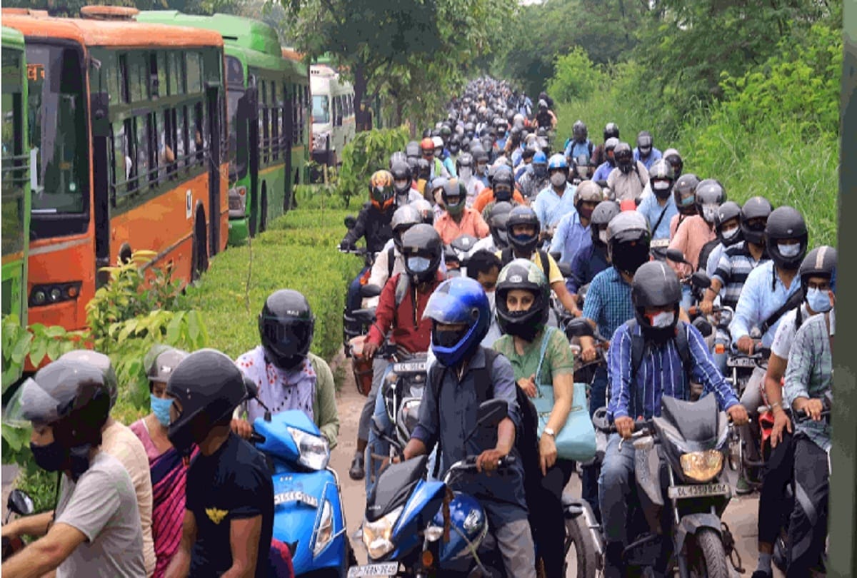 Crowd of passengers outside metro stations and bus stops after Had to wait even after 100 percent permission