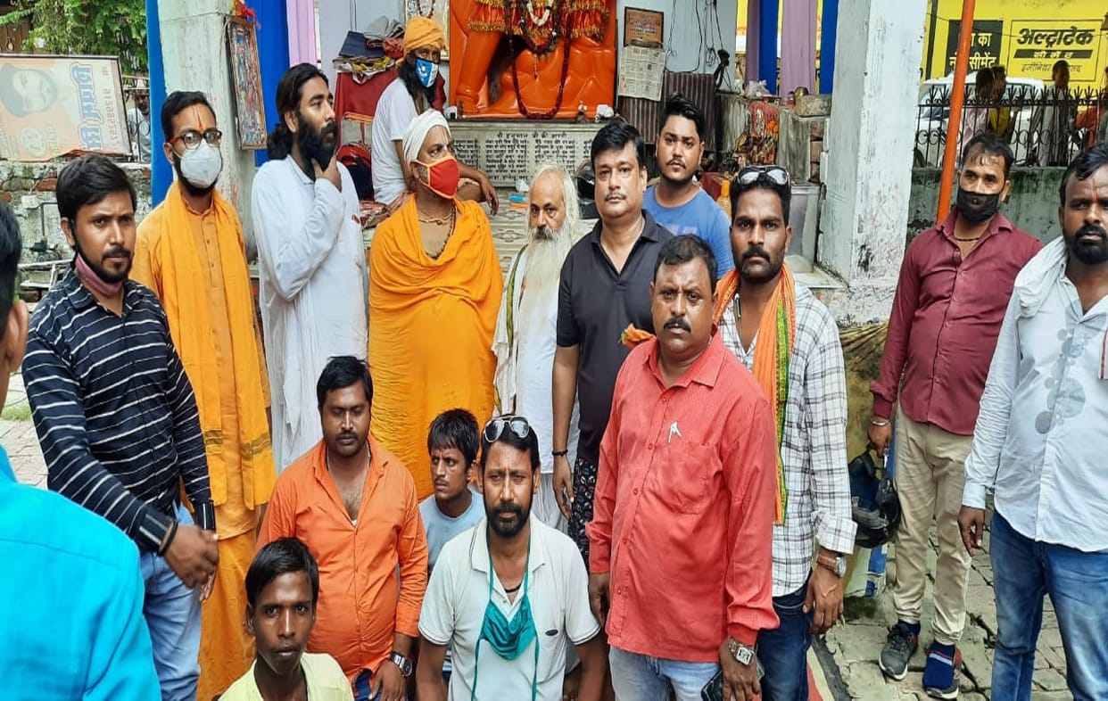 angry people protest VDA team who reach for break Hanuman temple on name of incroachment in varanasi