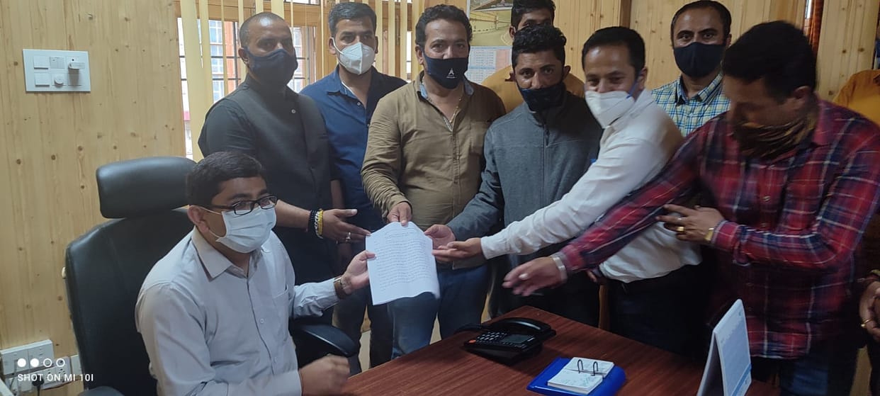people protest in front of rohru thana