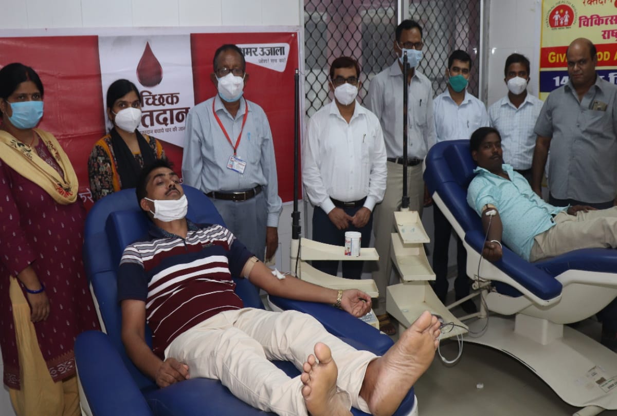 Amar Ujala Foundation 11 people donating blood in Gorakhpur