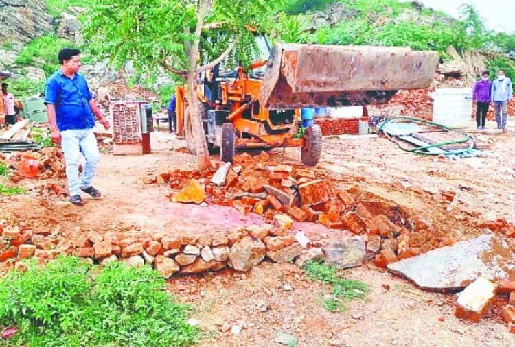Narnaul Municipal Council demolished temple of Manohar Lal