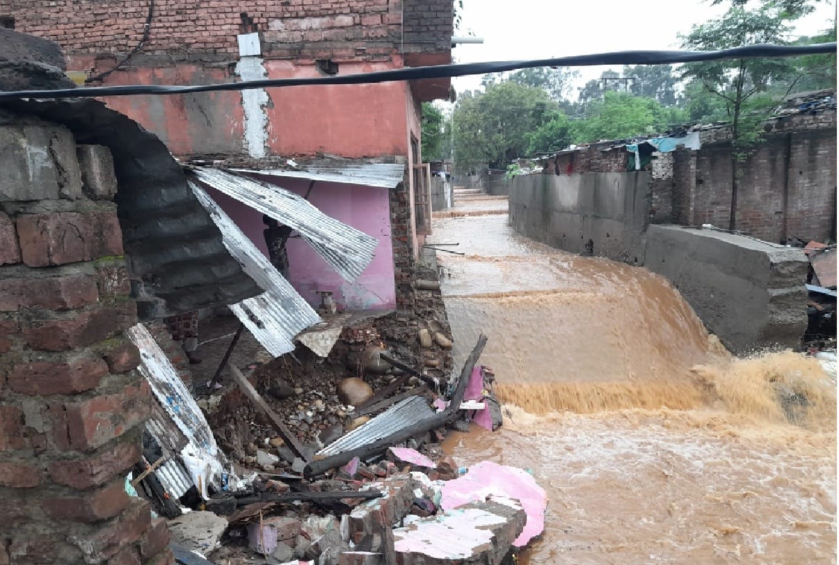 Heavy rain in many parts of Jammu and Kashmir Orange alert it may landslides and stone falling on highway